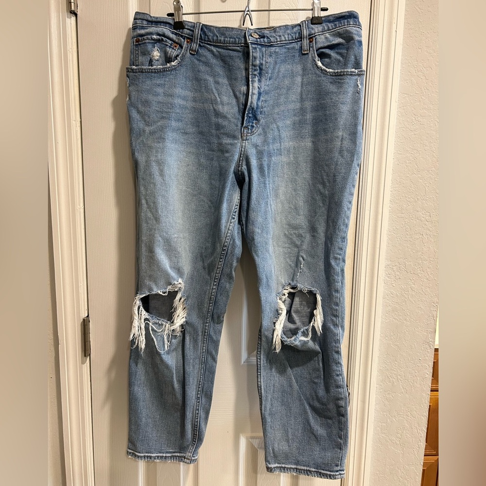 Abercrombie & Fitch The Mom High Rise distressed medium wash size 34/18